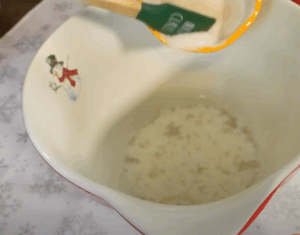 dodavanje kvasca i šećera u toplo mleko