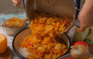 izlivanje dinstanog povrća za sataraš u tepsiju (paprika, paradajz i crni luk)
