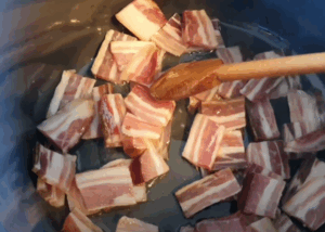 prženje slanine u dubokom loncu