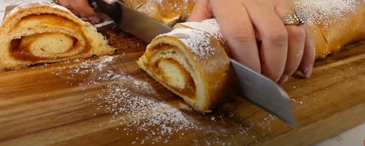 sečenje štrudle od slatkog testa